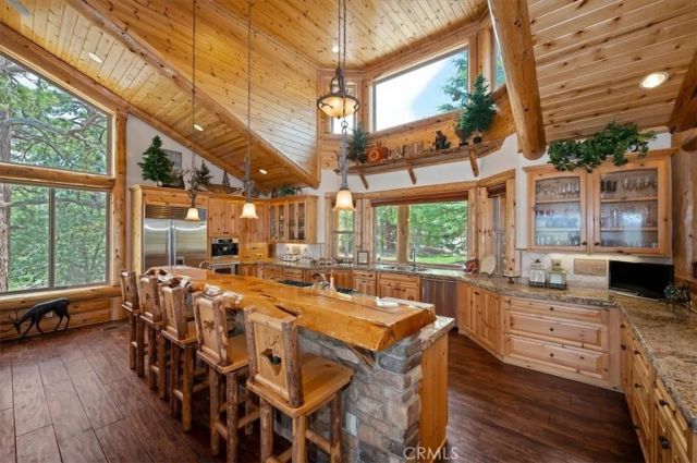 438 Starlight Circle, Big Bear Lake, CA 92315
