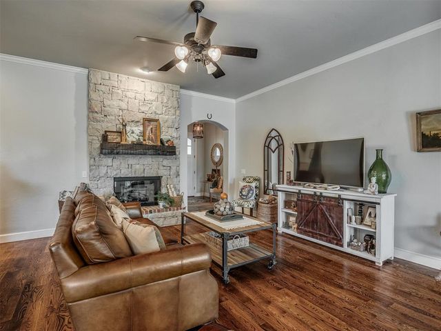 312 Evie Place, Moore, OK 73160