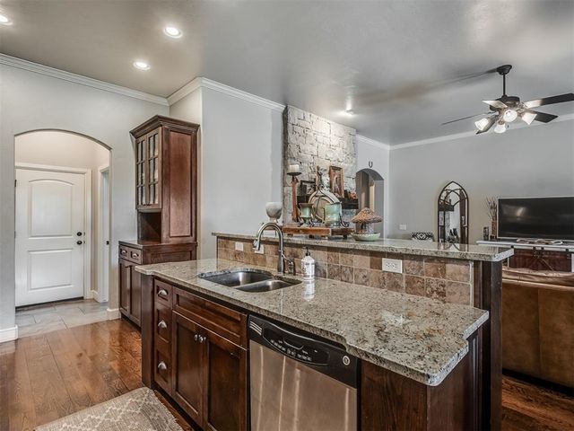 312 Evie Place, Moore, OK 73160