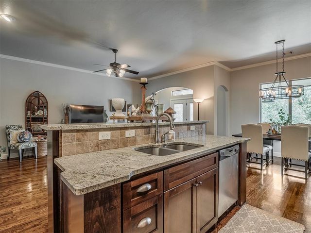 312 Evie Place, Moore, OK 73160