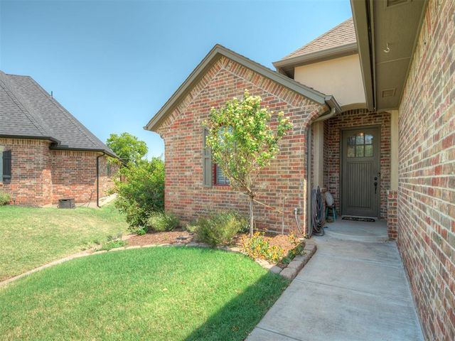 312 Evie Place, Moore, OK 73160