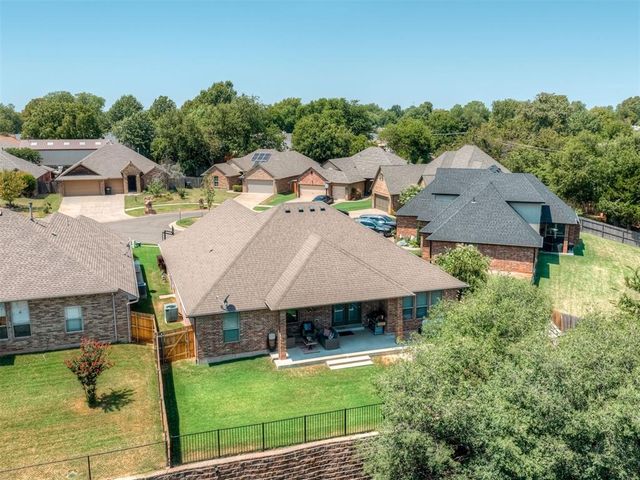 312 Evie Place, Moore, OK 73160