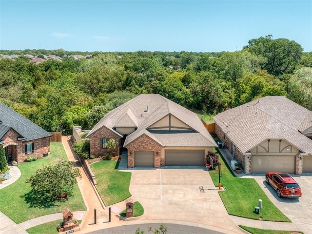 312 Evie Place, Moore, OK 73160