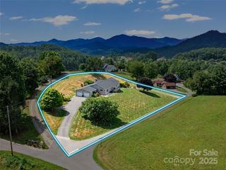 124 W Dogwood Circle, Burnsville, NC 28714