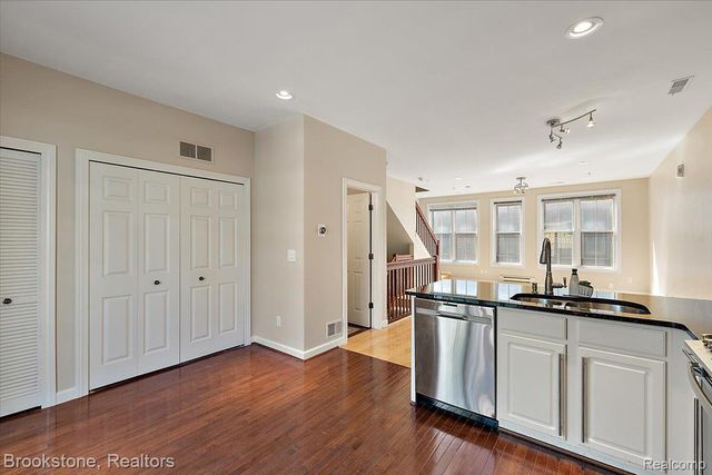 425 Lewis Court, Birmingham, MI 48009