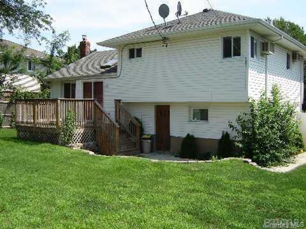 8 Debora Drive, Plainview, NY 11803 — photo 2