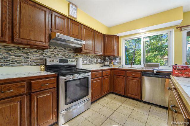 22690 Heatherbrae Way, Novi, MI 48375