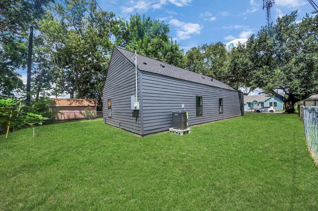 605 E Murrill Ave, Baytown, TX 77520