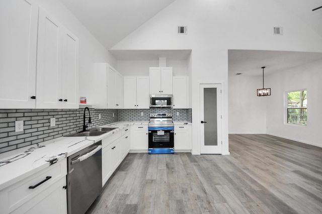 605 E Murrill Ave, Baytown, TX 77520