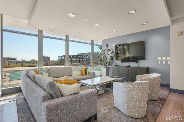 4909 Laclede Avenue 1104, St Louis, MO 63108