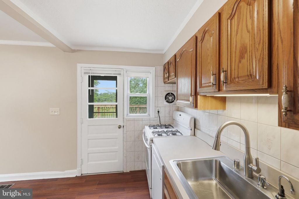 Image 8 of property listing at 9637 MASON AVE, Parkville, MD 21234