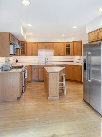 17W525 Concord Place, Darien, IL 60561