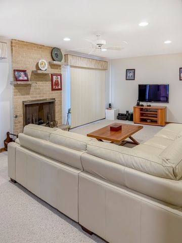 17W525 Concord Place, Darien, IL 60561