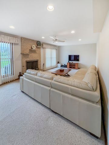 17W525 Concord Place, Darien, IL 60561