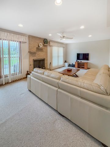 17W525 Concord Place, Darien, IL 60561