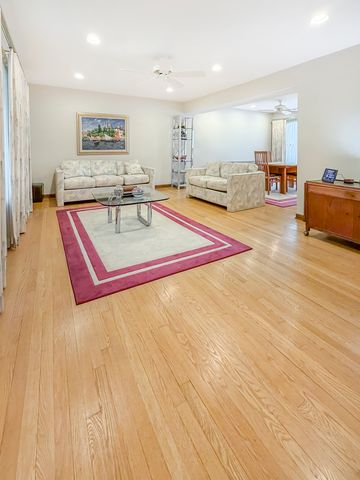 17W525 Concord Place, Darien, IL 60561
