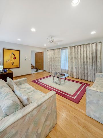 17W525 Concord Place, Darien, IL 60561