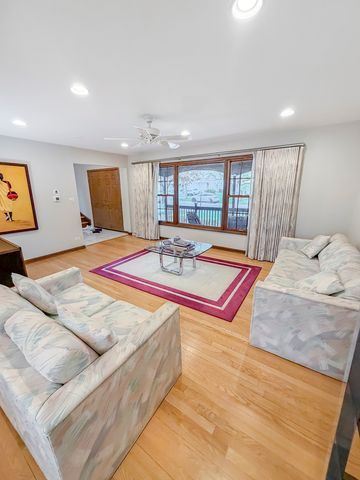 17W525 Concord Place, Darien, IL 60561