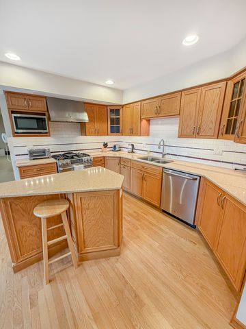 17W525 Concord Place, Darien, IL 60561