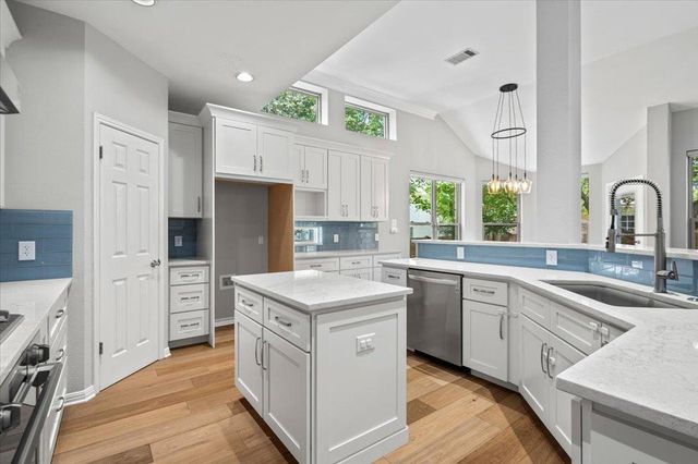 5301 Deerwood LN, Austin, TX 78730