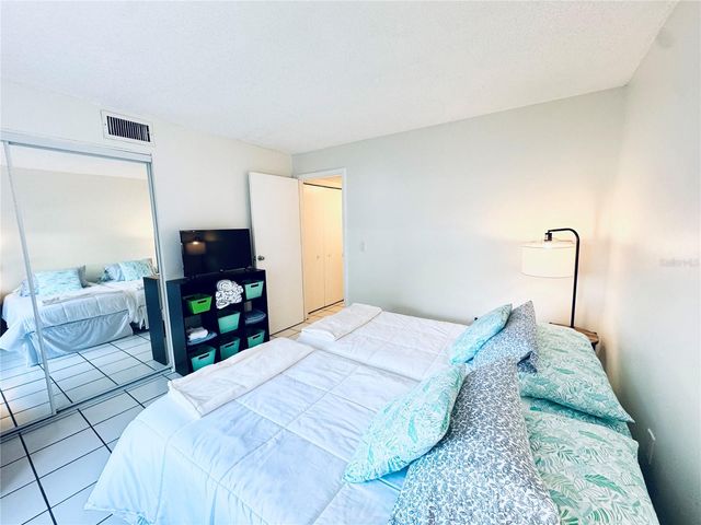 2604 HIDDEN LAKE DRIVE N 2604B, Sarasota, FL 34237