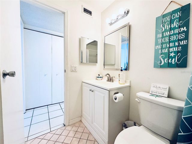 2604 HIDDEN LAKE DRIVE N 2604B, Sarasota, FL 34237