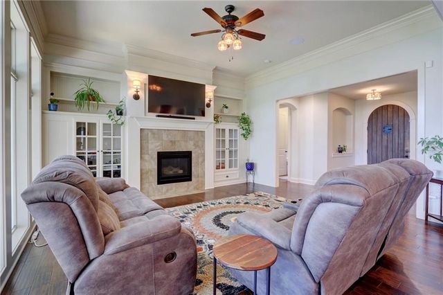 1316 NE Kenwood Drive, Lee's Summit, MO 64064