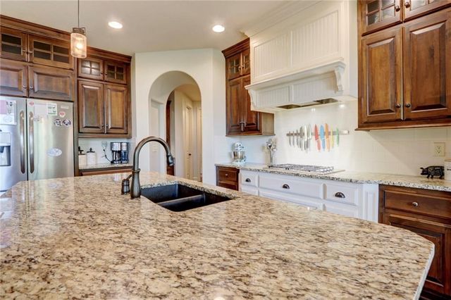 1316 NE Kenwood Drive, Lee's Summit, MO 64064