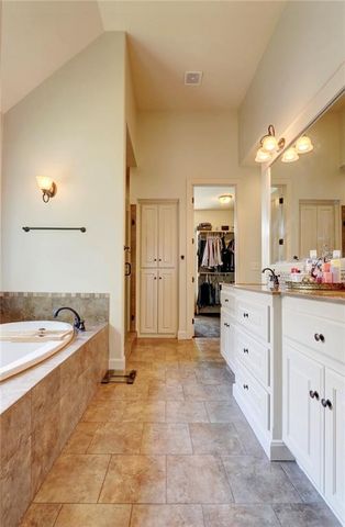 1316 NE Kenwood Drive, Lee's Summit, MO 64064