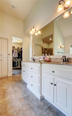 1316 NE Kenwood Drive, Lee's Summit, MO 64064