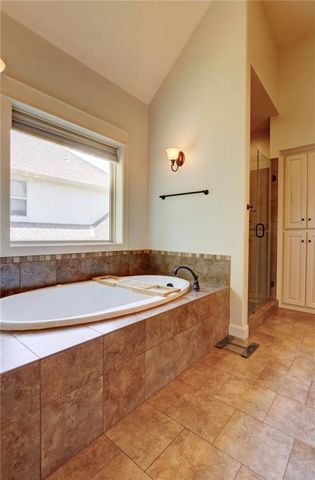 1316 NE Kenwood Drive, Lee's Summit, MO 64064