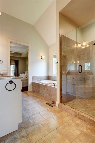 1316 NE Kenwood Drive, Lee's Summit, MO 64064