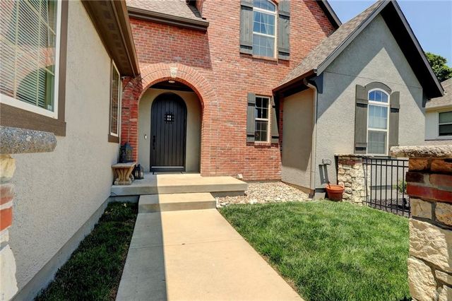 1316 NE Kenwood Drive, Lee's Summit, MO 64064