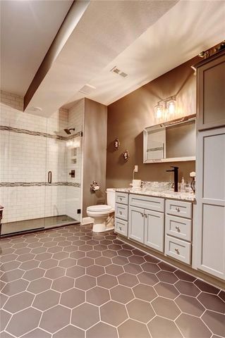 1316 NE Kenwood Drive, Lee's Summit, MO 64064