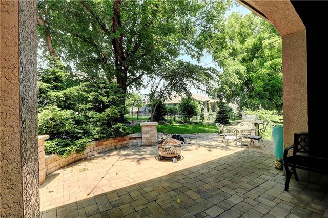 1316 NE Kenwood Drive, Lee's Summit, MO 64064