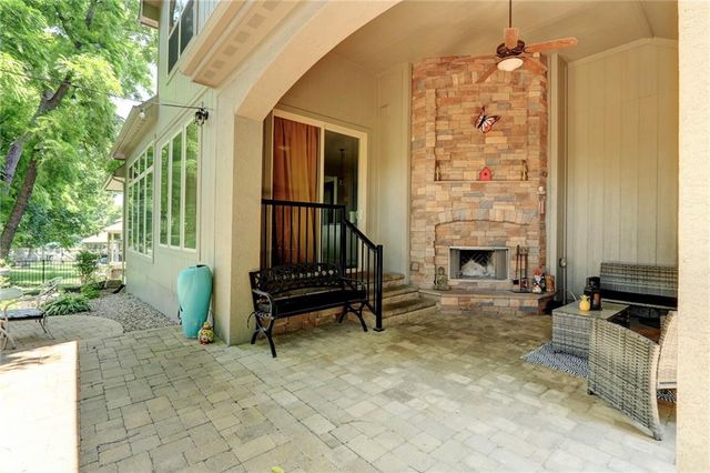 1316 NE Kenwood Drive, Lee's Summit, MO 64064