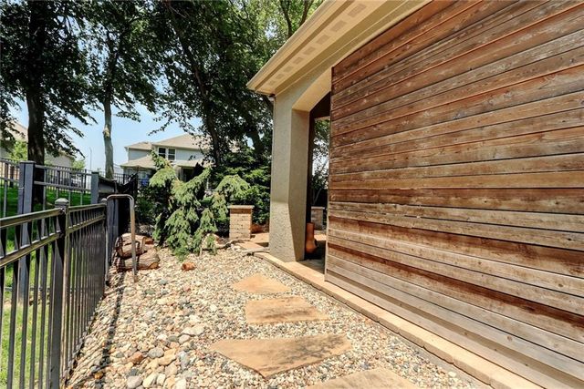 1316 NE Kenwood Drive, Lee's Summit, MO 64064