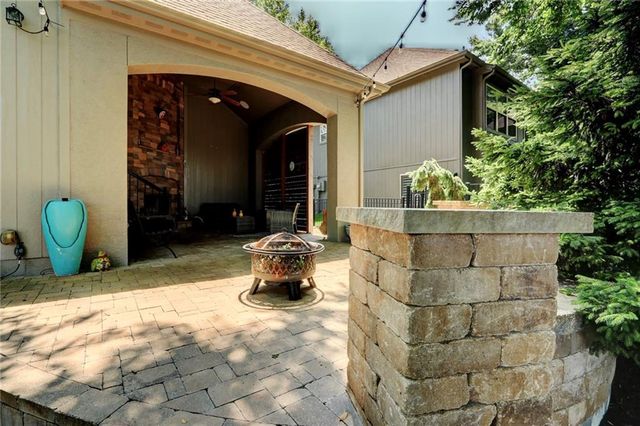 1316 NE Kenwood Drive, Lee's Summit, MO 64064