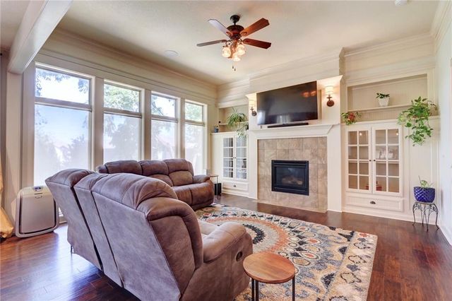 1316 NE Kenwood Drive, Lee's Summit, MO 64064