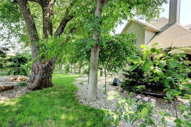 1316 NE Kenwood Drive, Lee's Summit, MO 64064