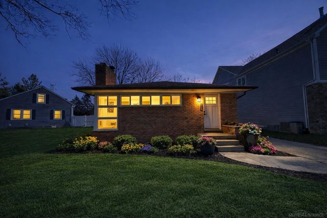 2051 Avondale Street, Sylvan Lake, MI 48320