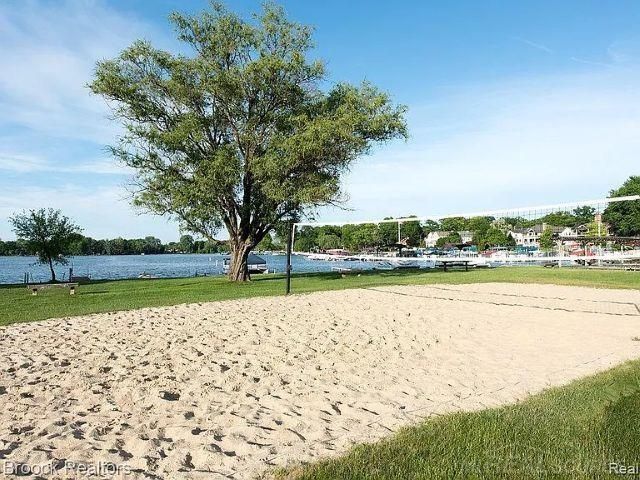 2051 Avondale Street, Sylvan Lake, MI 48320