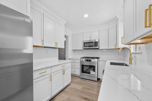 2051 Avondale Street, Sylvan Lake, MI 48320