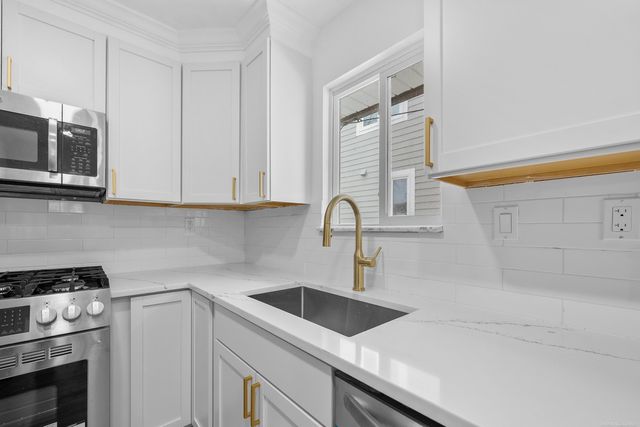 2051 Avondale Street, Sylvan Lake, MI 48320