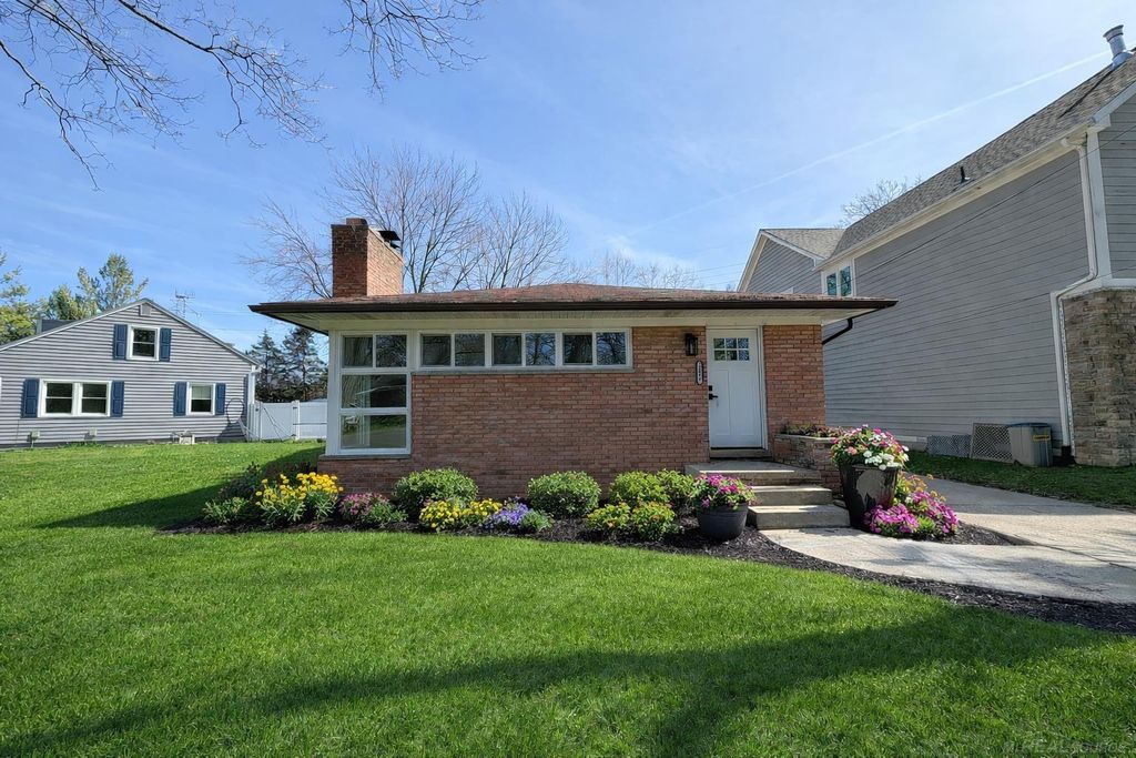 2051 Avondale Street, Sylvan Lake, MI 48320