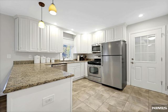 916 Colonial Road, Franklin Lakes, NJ 07417