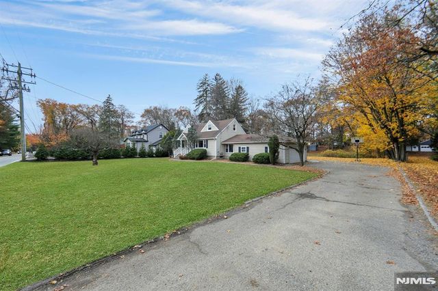 916 Colonial Road, Franklin Lakes, NJ 07417