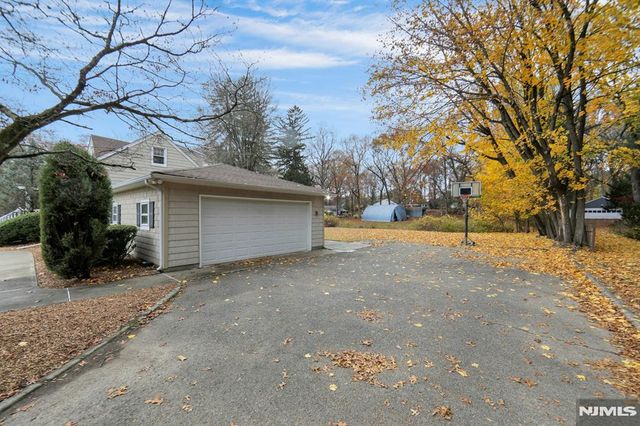 916 Colonial Road, Franklin Lakes, NJ 07417