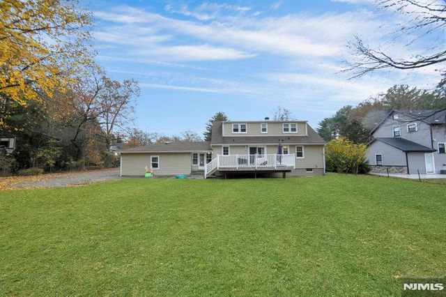916 Colonial Road, Franklin Lakes, NJ 07417