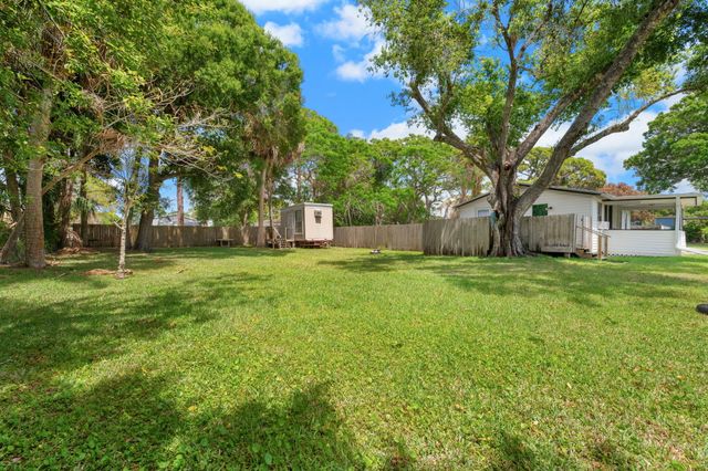 390 Baysinger Avenue, Fort Pierce, FL 34982